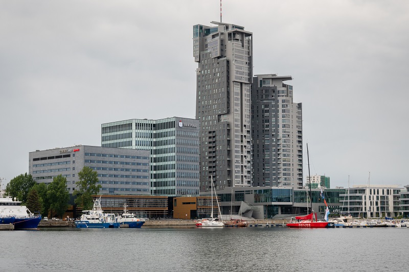 Widok na nowoczesny wieżowiec Sea Towers w Gdyni