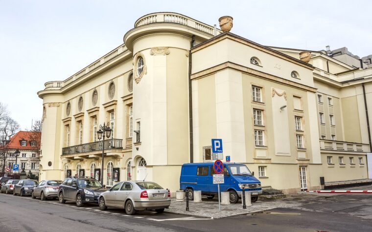 Widok na modernistyczny budynek Teatru Polskiego w Warszawie, zaprojektowanego przez Czesława Przybylskiego