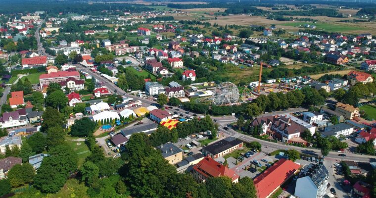 Widok z góry na polskie miasteczko