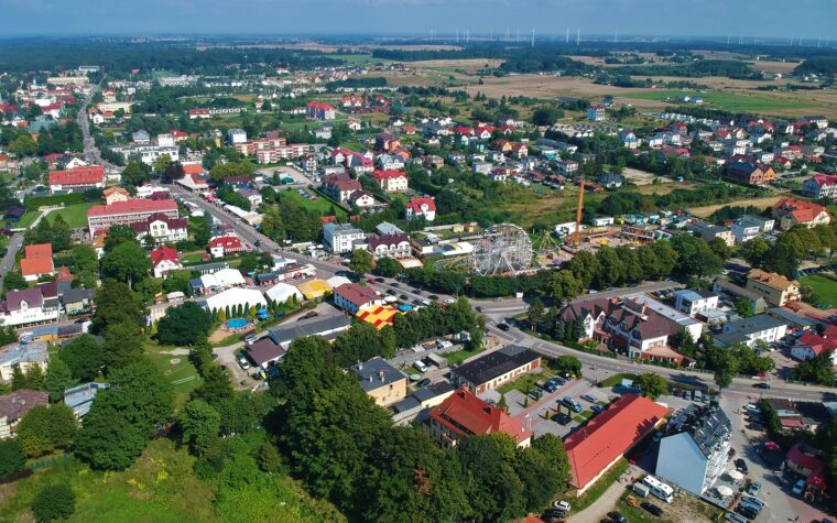 Widok z góry na polskie miasteczko