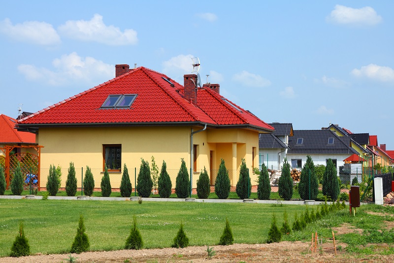 Nowy dom jednorodzinny, otoczony małymu tujami