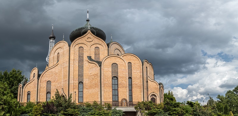 Widok na Cerkiew Świętego Ducha w Białymstoku, w tle niebo zasnute ciężkimi, ciemnymi chmurami
