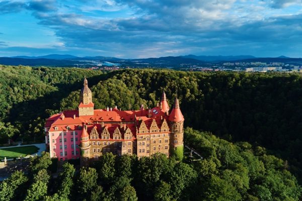 Widok na Zamek Książ na tle górzystego krajobrazu