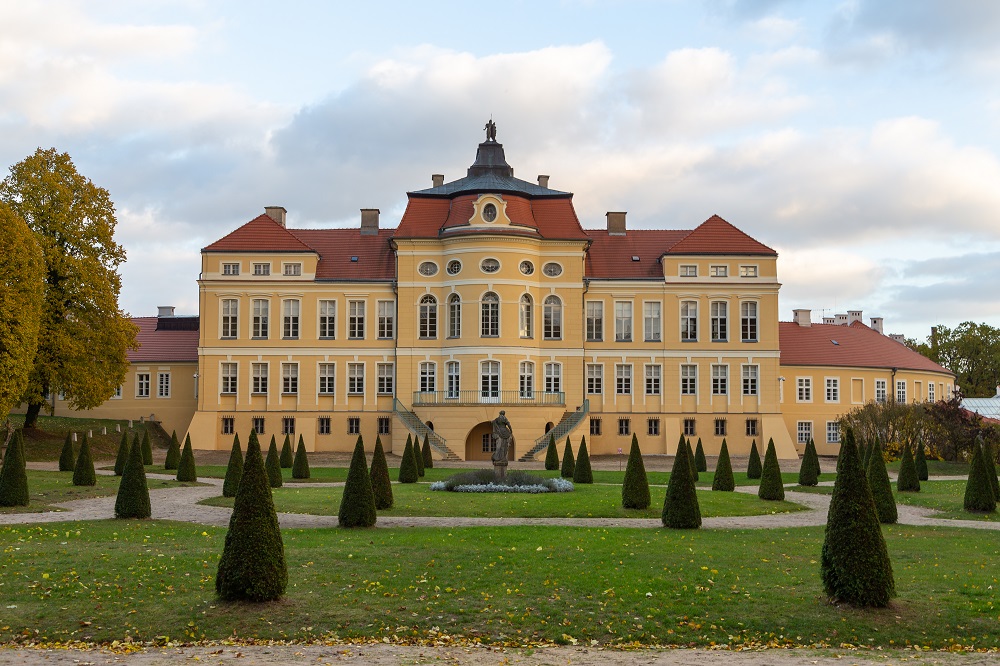 Widok na front pałacu w Rogalinie