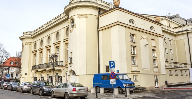 Widok na modernistyczny budynek Teatru Polskiego w Warszawie, zaprojektowanego przez Czesława Przybylskiego